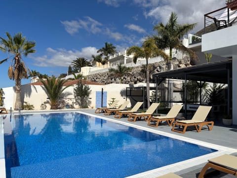 Garden view, Pool view, Swimming pool, sunbed