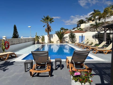 Garden view, Pool view, Swimming pool, sunbed