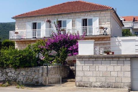 Family friendly apartments with a swimming pool Kneza, Korcula - 9720 Appartement in Račišće