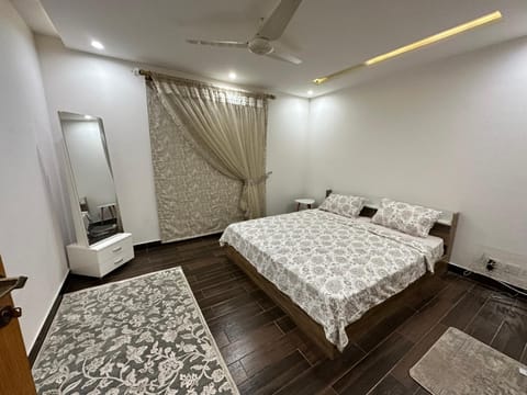 2 Bed Apartment near Gulberg Eigentumswohnung in Lahore