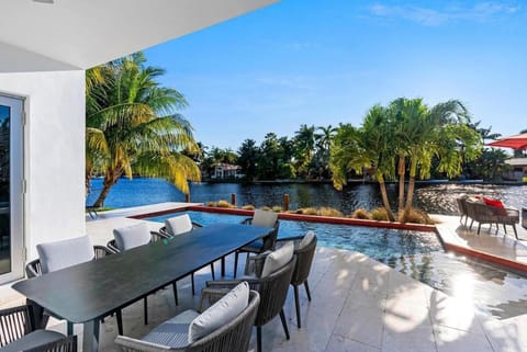 VILLA ST-BARTH Waterfront w htd pool by VIAC Chalet in Wilton Manors