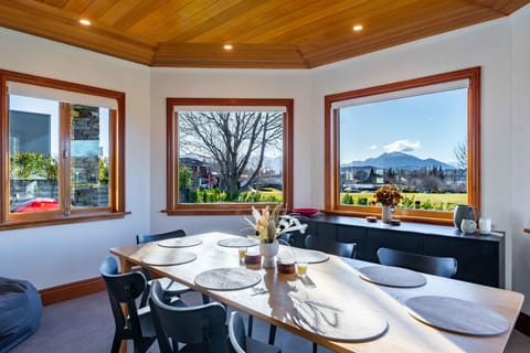 Summit View Lodge House in Wanaka