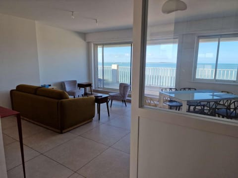 Superbe appart à 10m de la plage, 2 terrasses, 3 chambres, vue océan - FR-1-494-163 Apartment in Royan