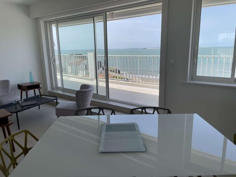 Superbe appart à 10m de la plage, 2 terrasses, 3 chambres, vue océan - FR-1-494-163 Apartment in Royan