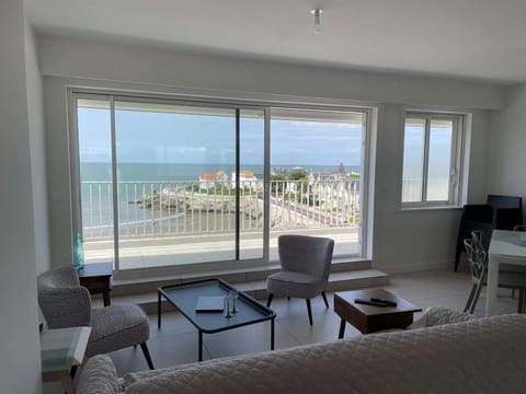 Superbe appart à 10m de la plage, 2 terrasses, 3 chambres, vue océan - FR-1-494-163 Apartment in Royan