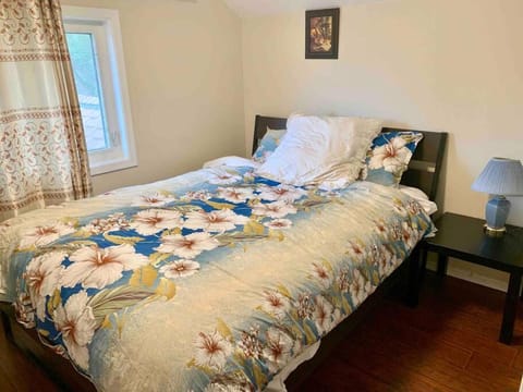 New & Cozy Niagara Getaway. 7 mins from the Falls House in Niagara Falls