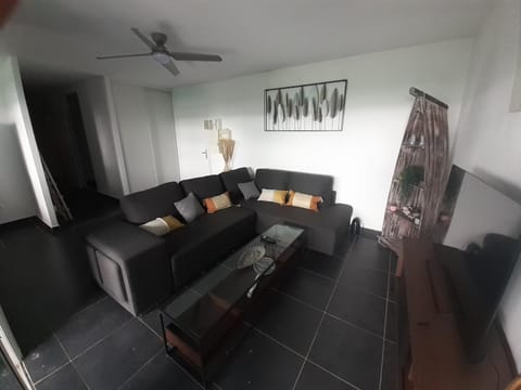 Appartement spacieux moderne lumineux avec grand jardin dans résidence avec piscine Apartment in Le Gosier