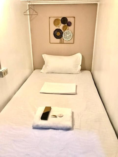 Budget Transient Capsule Room Mirasol Near BGC Kapselhotel in Makati