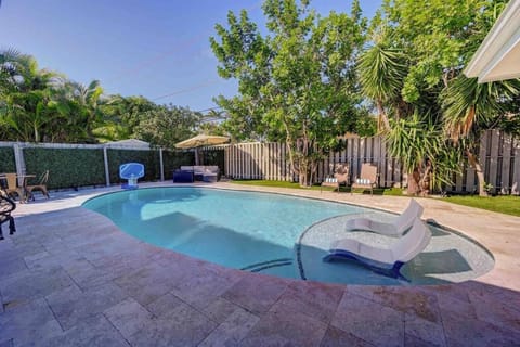 Family Friendly Pool Home With Fire Pit and Putting Green House in Oakland Park