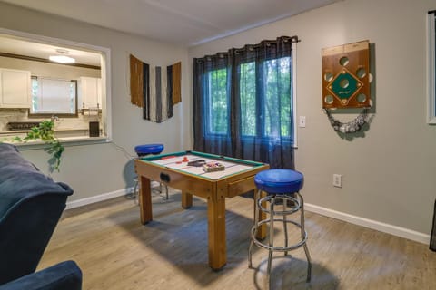 Pet-Friendly Tobyhanna Retreat with Deck and Playset! Haus in Coolbaugh Township