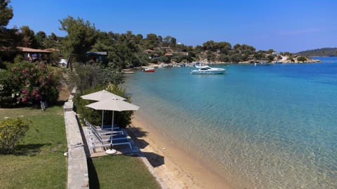 Villa Egeo - Beachfront Paradise, Private Beach, Starlink, BBQ Villa in Halkidiki