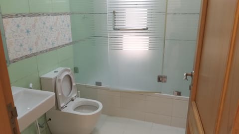 Shower, Toilet