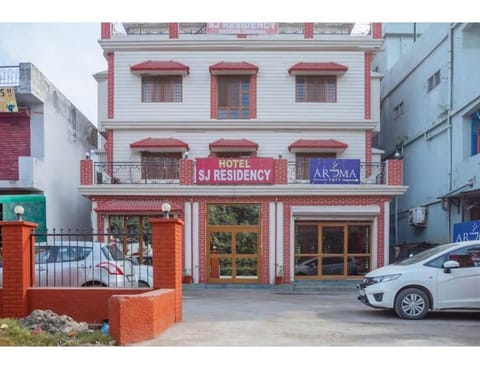 Property building, Day, Street view, Location, Parking