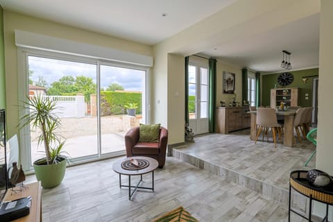 Patio, Living room, Garden view, locker