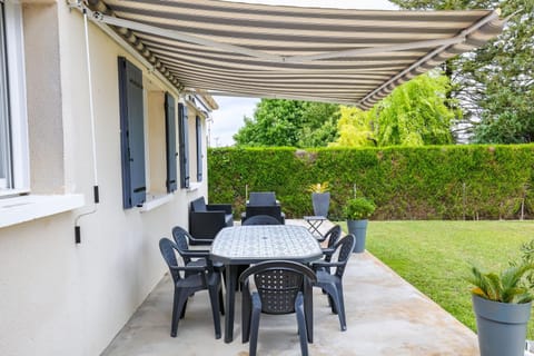 Patio, Day, Garden, Dining area, Garden view