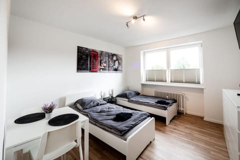 Bed, TV and multimedia, Photo of the whole room, Seating area, Bedroom, towels