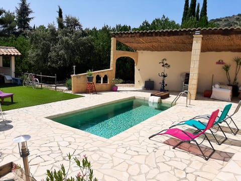 Villa de 2 chambres avec piscine privee jardin clos et wifi a Merindol Villa in Mallemort