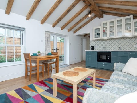 Pass the Keys Charming Garden cottage with parking House in Bath