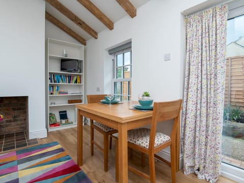 Pass the Keys Charming Garden cottage with parking House in Bath