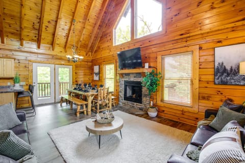 Pigeon Forge Cabin Rental with Decks and Hot Tub! Haus in Pigeon Forge
