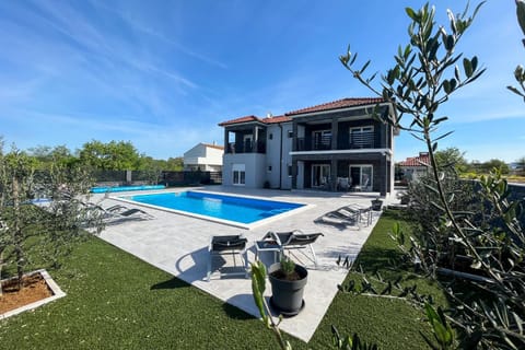 Property building, Patio, Day, Garden, Balcony/Terrace, Garden view, Pool view, Swimming pool, Swimming pool, sunbed