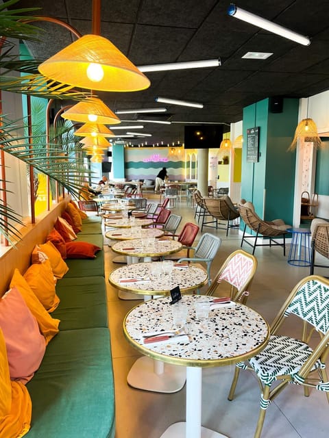 Restaurant/places to eat, Lounge or bar