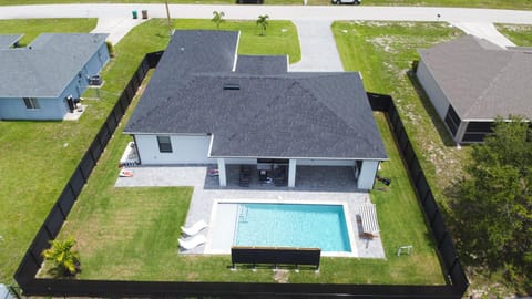 Property building, Day, Pool view, Swimming pool, sunbed