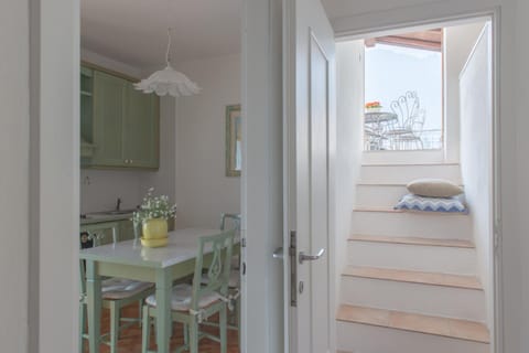 Balcony/Terrace, Kitchen or kitchenette, Mountain view