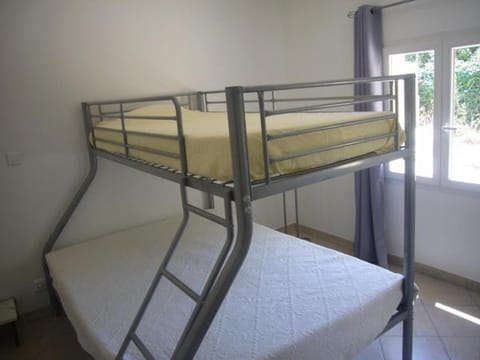 Bedroom, bunk bed