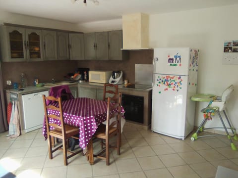 Kitchen or kitchenette, Dining area, dishwasher, minibar, pet friendly, stove