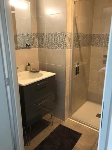 Shower, Bathroom, towels