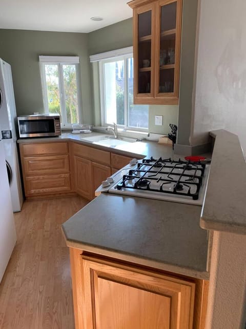 Cozy Guesthouse- Individual Unit Private & Relaxing Condominio in Concord