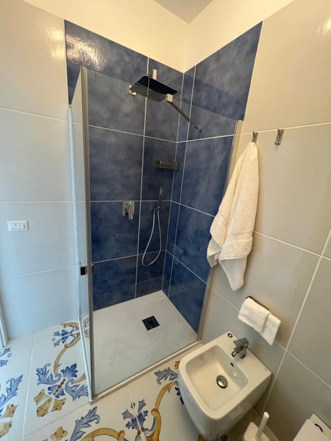 Shower, Toilet, Bathroom, bidet, towels