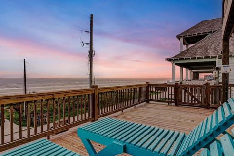 Beachfront - Hot Tub - BBQ - 14 Guests House in Bolivar Peninsula