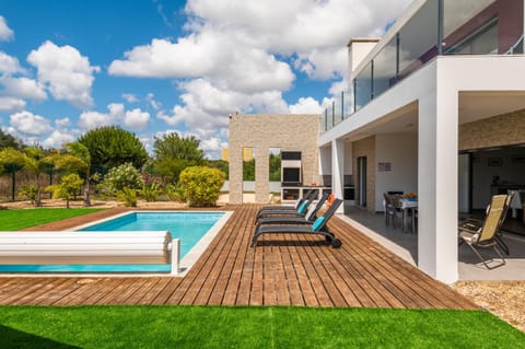 Property building, Patio, Garden, Balcony/Terrace, Swimming pool, Swimming pool, sunbed