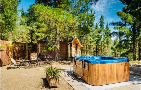 Fairytale Log Cabin - Homewood Forest Retreat House in Alexandra