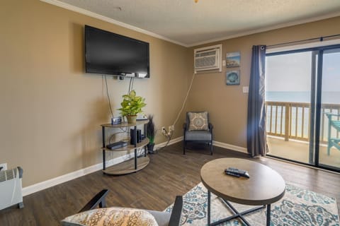North Topsail Beach Vacation Rental with Balcony! Condominio in North Topsail Beach