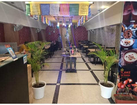 Restaurant/places to eat, Food and drinks, Banquet/Function facilities, Food