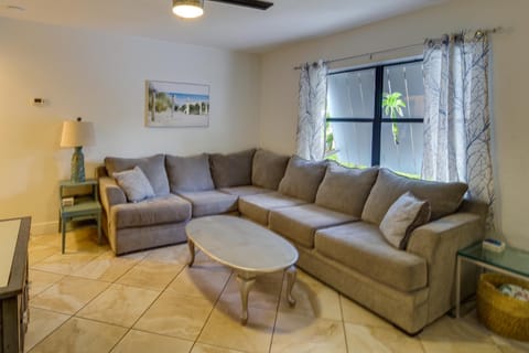 Florida Escape with Screened-In Patio, Near Beaches! Haus in Melbourne