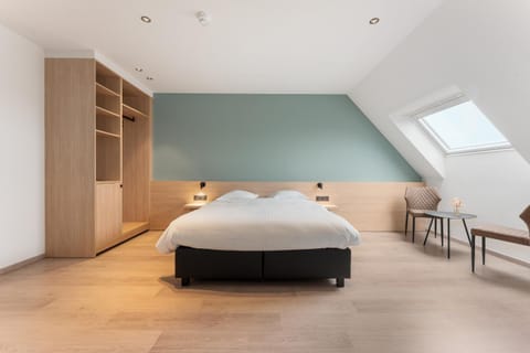 Bed, Photo of the whole room, Seating area, Bedroom, wardrobe