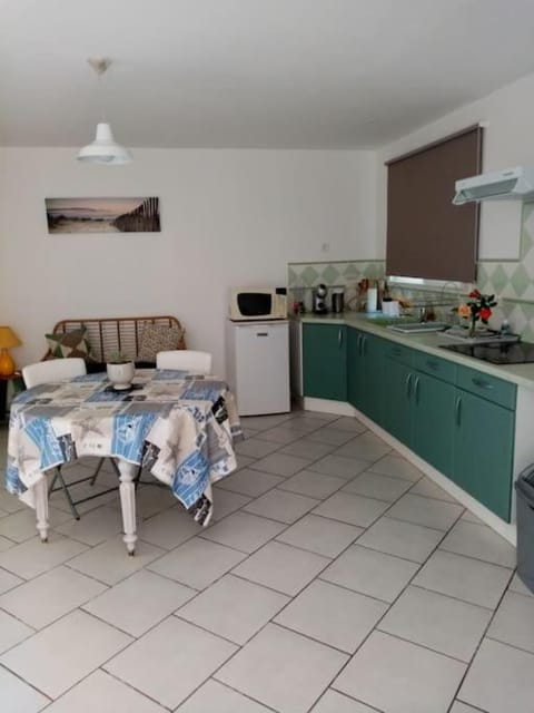 Kitchen or kitchenette, Dining area, Parking, minibar, stove