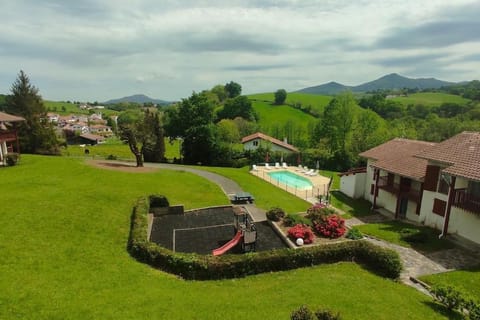 Cambo les Bains Piscine Vue Montagnes Condo in Espelette