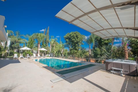 Garden, Seating area, Swimming pool