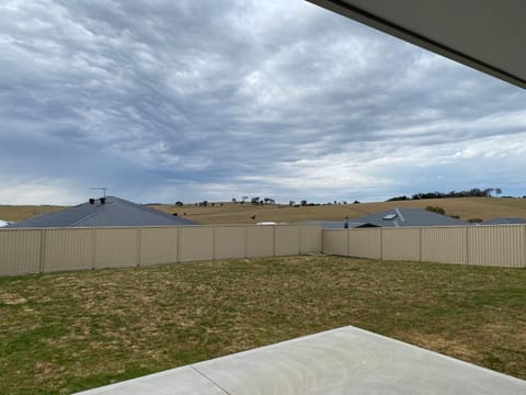 Entire 4 bedroom home - sleeps 6 Casa in Bathurst