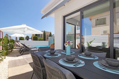 Day, Dining area, Pool view, Swimming pool