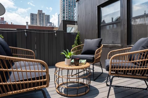 78-4A 2BR Duplex with a Balcony Prime UES Condominio in Roosevelt Island