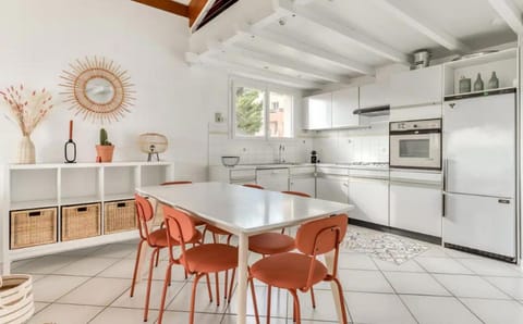 Kitchen or kitchenette, Dining area