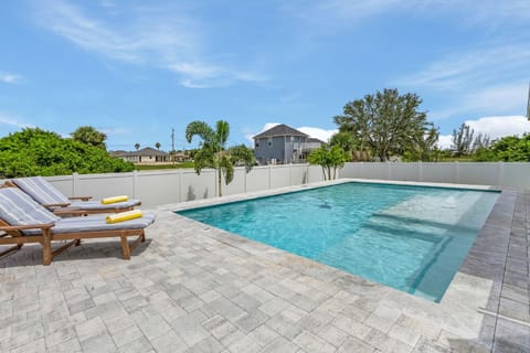 Brand New Home, Heated Pool, Sleeps 8 - Villa Kayo Kosta - Roelens Vacations Casa in Cape Coral