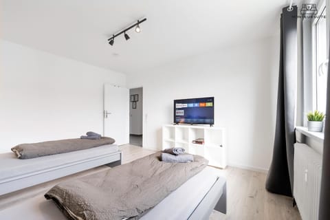 Bed, TV and multimedia, Bedroom