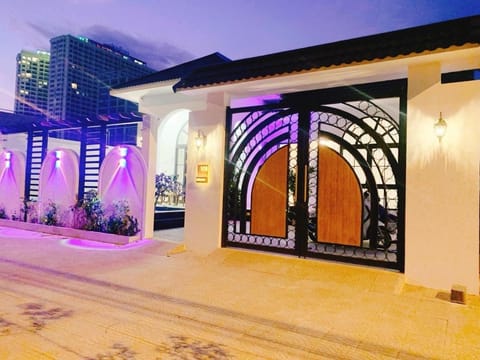 New and spacious villa with 3 private bedrooms and swimming pool, 5 minutes to Han river, free parking Chalet in Da Nang